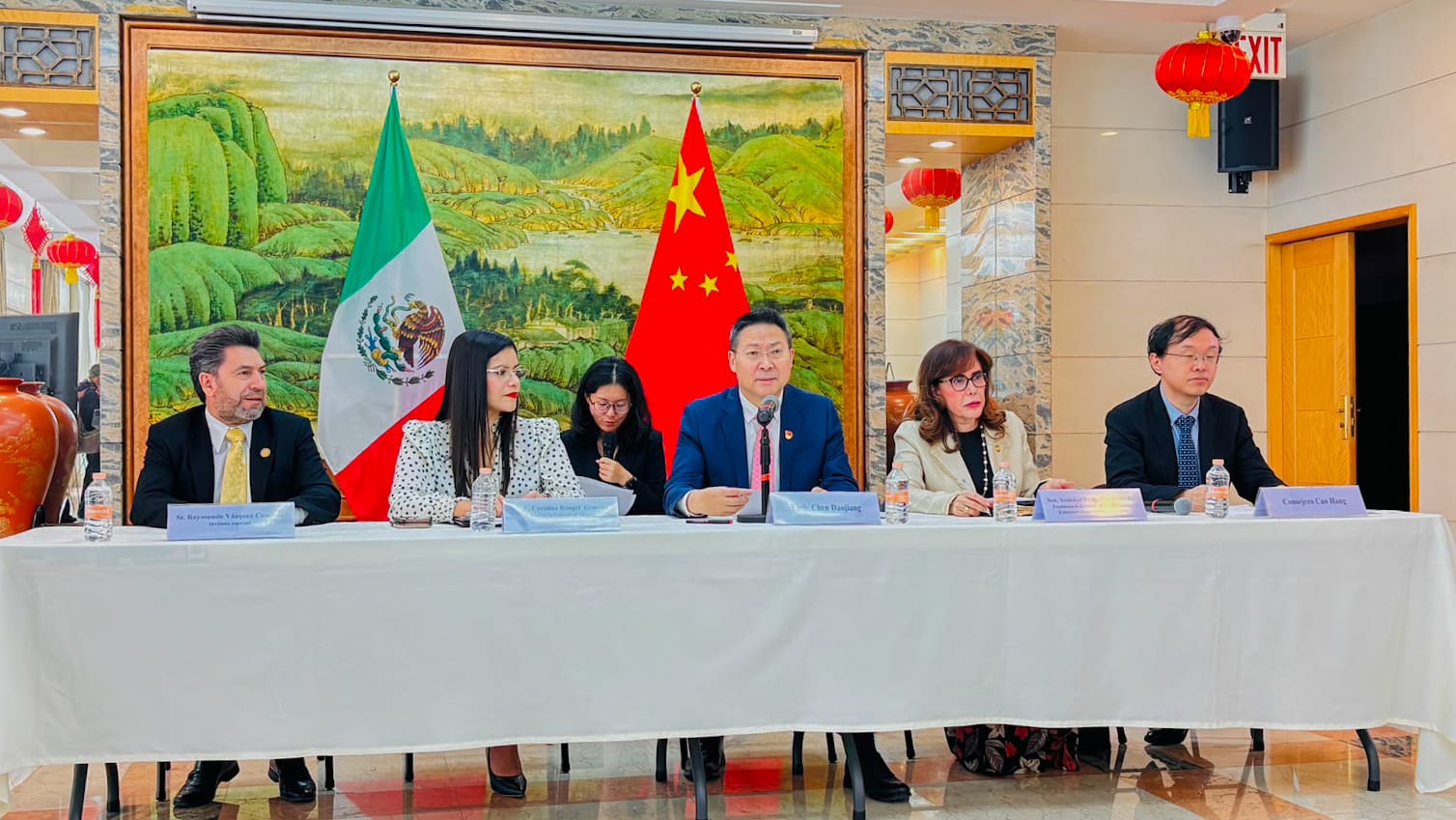 Invitado especial de la Embajada China, asiste Ray Vázquez Conchas al Conversatorio del 105 Aniversario del PCCh